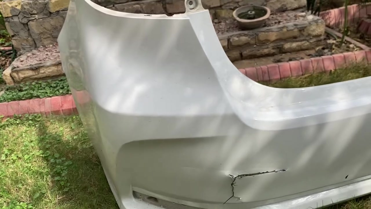 السلام عليكم دعامية كورلة هايبرد شكل خليجي خلفية للبيع نظيفة جداً بلادية بيها بس هذا الضرر اي استفسار ***********
