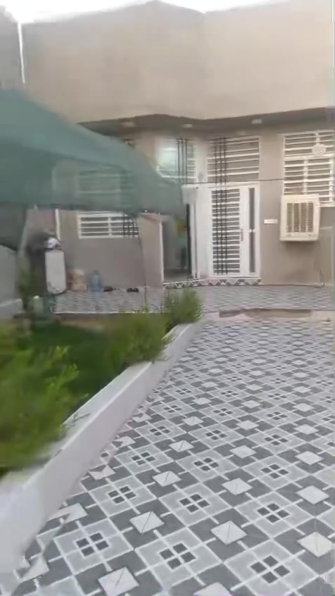 سلام عليكم بيت ٢٥٠مترللبيع يحتوي على ثلاث غرف نوم صاله استقبال طارمه وحديقه  بناء حديث البيت يصلح سكن وحسينيه يبعد عن الام ٣او٤كيلو عنوان كربلاءالشبانات البزل الرابع سند ٣٥جاهز من كلشي ميزانيه كهرباء مي مجاري كامل مكمل واي استفسار ***********سعر مناسب
