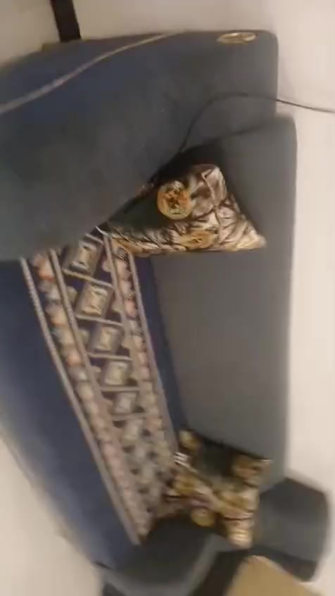 السلام عليكم تخم عشر مقاعد تسكام  نضيف ومناسب بس قنفه وحده بيهه ضرر نازل السفنج المكان بابل مركز المدينه سعره ١٥٠وبي مجال ***********
