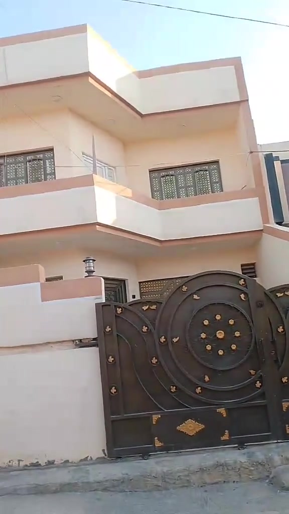 دار للبيع  مساحه ١٥٠ متر  الواجه ٧ ونصف النزال٢٠ كامل المواصفات  ثلاث غرف نوم واستقبال وصاله صحيات عدد اثنان وعلي عن الشارع  وخدمات كامله  قرب ملعب شاهين   للاستفسار   ***********
