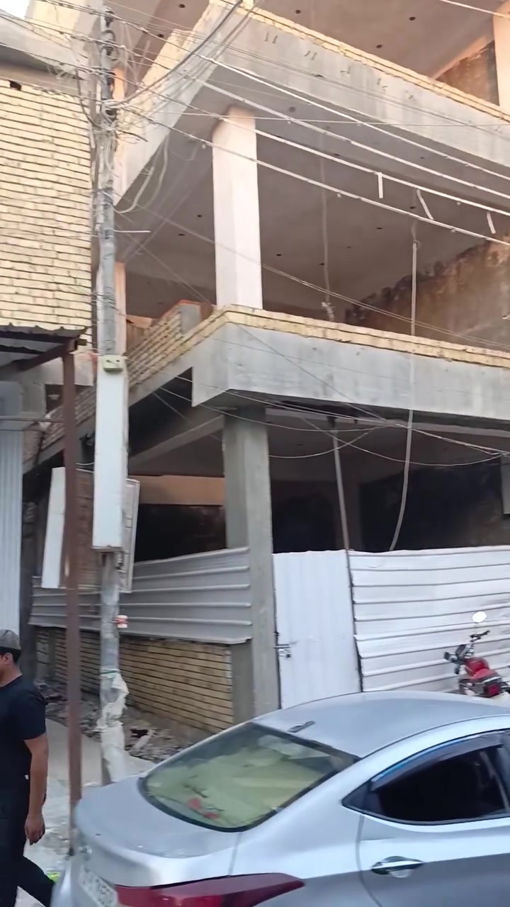 السلام عليكم عقار في موقع تجاري للبيع في شارع العيادات مجاور الدكتور محمد سعود كولي طابو اسهم المساحة 110م يحتوي على محلات اثنين ومشتمل وشقه للاستفسار الاتصال على الرقم *********** او المراسة واتساب
