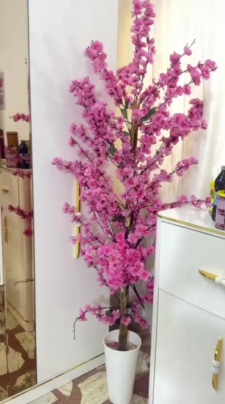 شجره صناعيه وردي للمهتم يدخل خاص بسعر جدا مناسب 🤍🤍‭***********‬
