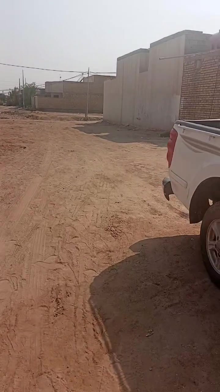 سلام عليكم
قطعه للبيع مساحه 400 اذا تريد 200 ابعيلك 
متوفر لها كهرباء ماء شارع تبليط يعبد عن شارع 
50 متر وشارع ينزله للقطعه شبيش عرضا 8 متر 
مكان القطعه ناصريه وراه طاقه. الكهرباء  5 كيالو قطعه .
جاهزه ومدفونه ومسيجه بشبك السعر لاتصال عل الرقم ***********
