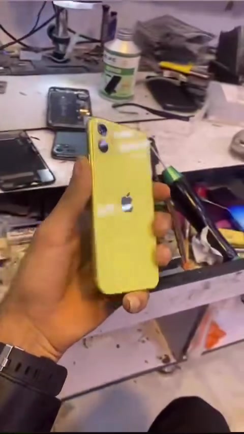 اجانه هذا الايفون منتهي كلش بدلنه بي شاصي وضهر وبطاريه وشاشه ورجعنا بحاله الوكاله نستقبل جميع انواع الاجهزه ونصلحه بأنسب الاسعار شرط الضمان *********** للتواصل واتساب او اتصال
