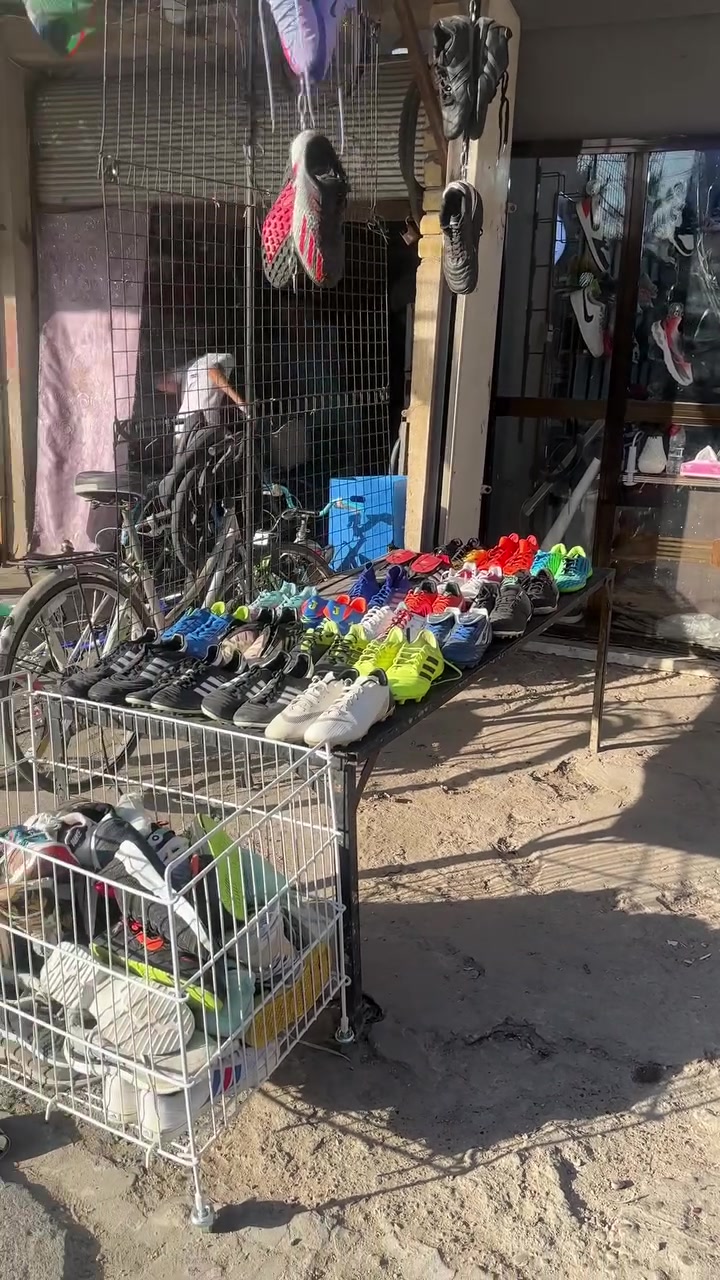 سلام عليكم
محل احذية كامل للبيع لعدم التفرغ يحتوي على احذيه وأدوات محل كاملة 

(سكجرز .كيوسي. هوكا. ادداس )فيتنامي غير مستعمل باركود عدد 22

( لابجين رياضي كافة الماركات مستعمل وغير مستعمل نظيف ) عدد 38 

احذية بالة مشكل صيني وفيتنامي عدد 78 
 
مع مبردة ستعمال شهرين 
ميز خشب وكرسي
ميز حديد
ستاندات مساطر مع كرسي حذاء  عدد 100
زناجيل عدد 10 
مثل ماموجود في التصوير ابيعهن بسعر الجملة الاخذتهن 
ملاحظة / رجاءا البيع شلع كامل مابيع مفرد او كم حاجة 
واتساب ***********
