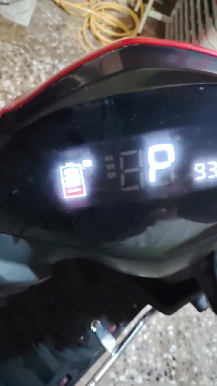 دراجة شحن من شركة فوجي بطاريه رصاص عدد6 درع ملف 2800 سرعه 80 حقيقي تمشيك 65km بل شحنه الوحده دراجه مكفوله 2 بصمات تشغيل عن بعد نضام R والباركينك اوراقها موجوده مال شركه والعقد مال شراء السعر 550 وبيها مجال للتواصل ***********
