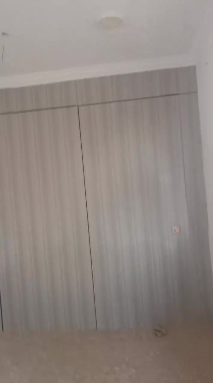🏡 دار سكن للبيع - بناء حديث (درجة أولى)
 * المساحة: 140 متر مربع.
 * نوع العقار: طابو ملك صرف (تسليم مفتاح).
 * الموقع المميز: يقع مباشرة على ساحة خضراء.
🧱 تفاصيل التصميم الداخلي والخارجي
 * الغرف: 3 غرف منام + غرفة استقبال.
 * المرافق: كلدور (موزع) + مطبخ متكامل.
 * الصحيات: مجمع صحيات داخلية + مجمع صحيات خارجية.
 * الخدمات: متوفرة بالكامل في المنطقة.
📍 العنوان والموقع
 * المحافظة/المدينة: الحلة.
 * تفصيل الموقع: شارع 100، نزلة بزل حجي علي، خلف المحطة.
📞 للمعلومات والاستفسار
يمكنكم التواصل عبر الواتساب أو الخاص:
  ***********
