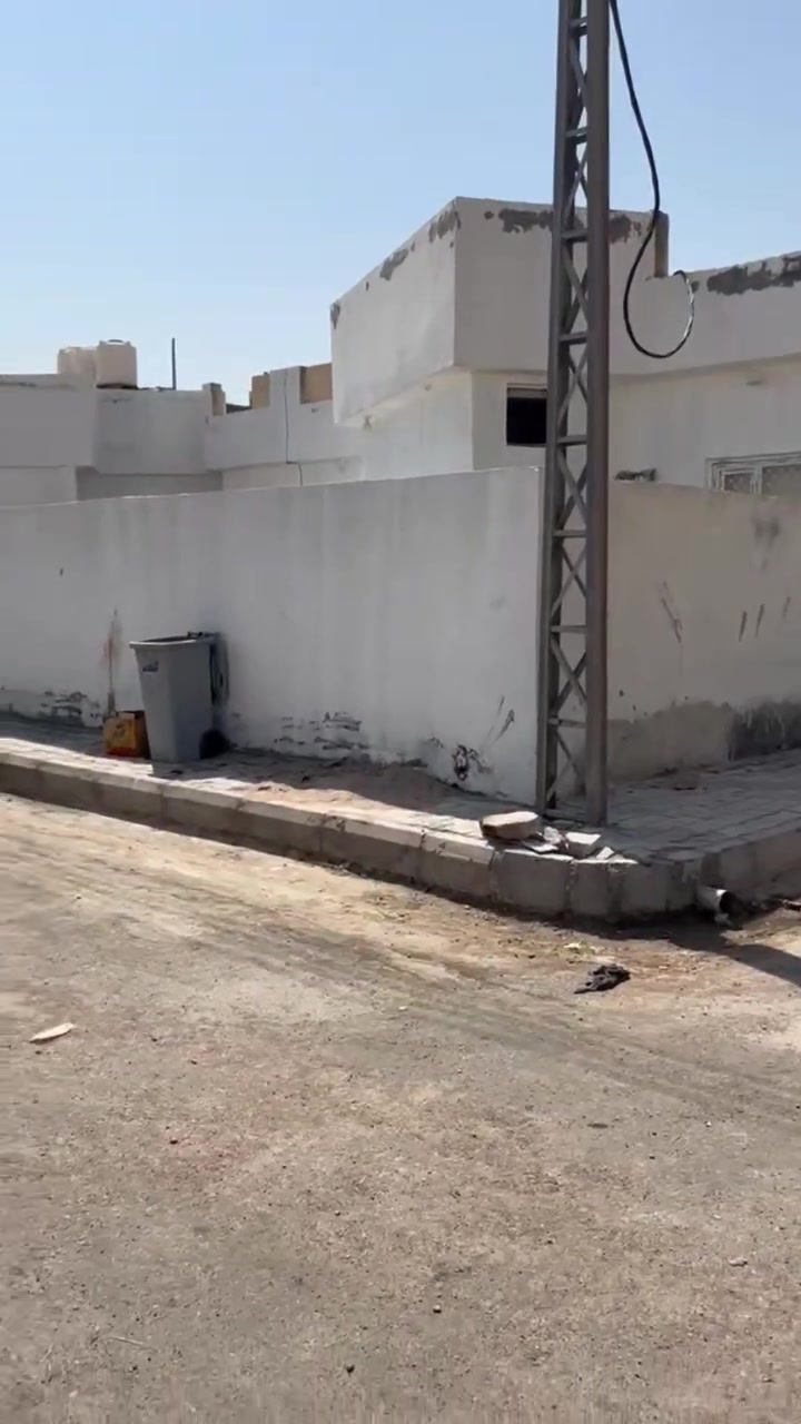 سلام عليكم
عقار للبيع طابق واحد ركن في الشراكية مجمع بوابة المثنى 
المساحة ٢٢٠ متر مربع 
كراج مساحته ٨٥ متر 
استقبال مساحته ٥x٦ مع حمام خارجي
صالة مساحتها ٦x٤
مطبخ مساحته ٥x٤
موزع مساحته ٣x٦
غرفتين مساحتهن ٦x٤
(صحيات) حمام داخلي مع تواليت داخلي..
مناور عدد اثنين 
كهرباء وماء وانترنيت واصل وخير من الله 
البيت جاهز وما ناقصه بس تكعد بي.
السعر ٣٥ بيد البائع 
١١٦ مليون مطلوب للمصرف العقاري

رقم الهاتف/ واتساب فقط
***********
