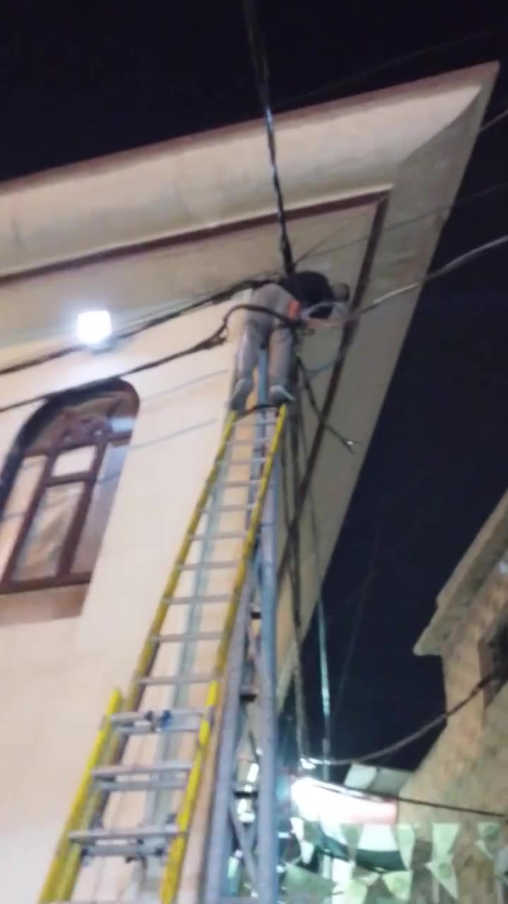 كهربائيين لتسليك الكيبلات في الموصل
و سهل نينوى وتحويل مواقع في 
داخل الموصل تحياتي الجميع 
ابو الجود ***********
ابو الجود ***********
