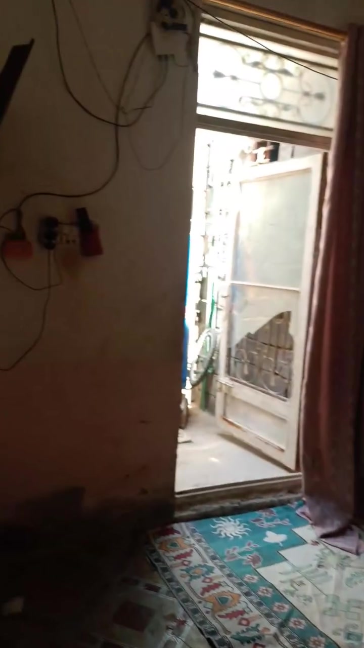 ب بيت مساحته ١٠٠ متر مربع ١٠×١٠ سند ١٧ زراعي منطقة شبانات البزل الاول شارع الامام علي قرب كوفي الشايب خلف البصاروه ال بوعيسئ يحتوي ع غرفه ومطبخ وصاله واستقبال وحمام داخلي وخارجي التفاصيل الاستقبال مربع ٥×٥ الغرفه ٤×٣ المطبخ ٥×٢ ونص الاستفسار الاتصال بالرقم ***********
