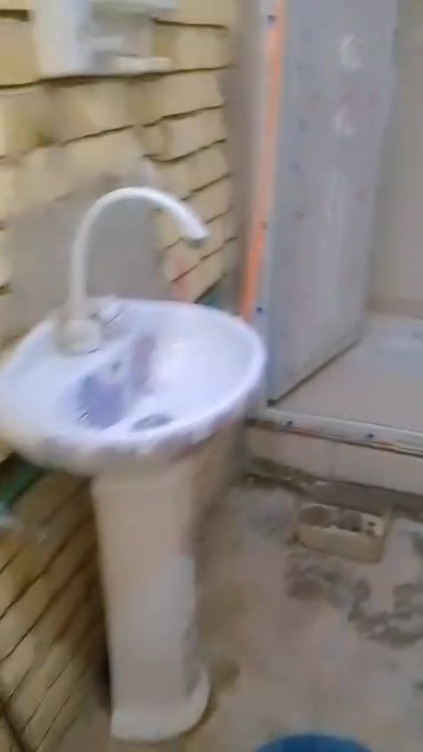 بيت للبيع مساحة 72 متر واجهة 5 نزال 14.5 طابق ونص الطابق الاول غرفة كاملة من كل شي صحيات كاملة سيراميك وأرضية وماء وكهرباء كامل للطابق الأول
الطابق الاول كامل سيراميك نقص بياض وأرضية  
طابق ثاني غرفة كبيرة وبيتونة صب مسلح ستاير كاملة بناء @بس هيكل جديد عالي عن الشارع 
خدمات كاملة ماء مجاري كهرباء تبليط
المكان حي الكوفة جهة اليسار فرع صيدلية فاطمة 
اول فرع من تدخل جهة اليمين فرع حلو ومرتب
للتواصل على الرقم 
***********
بيت للبيع مساحة 72 متر واجهة 5 نزال 14.5 طابق ونص الطابق الاول غرفة كاملة من كل شي صحيات كاملة سيراميك وأرضية وماء وكهرباء كامل للطابق الأول
