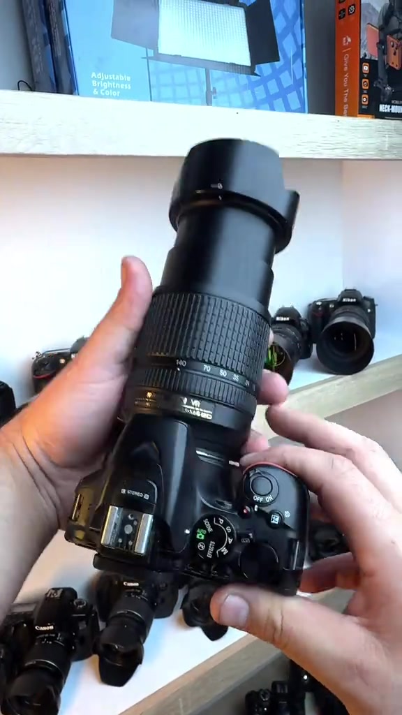 نيكون D5500 • عدسة 18-140mm VR • شاشة لمس