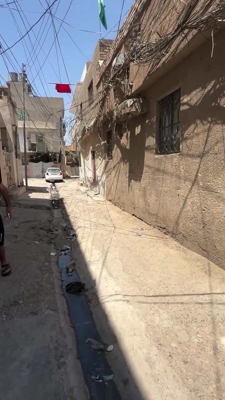 السلام عليكم بناية ركن طابقين المساحة ١٣٠ متر ملك صرف طابقين منفصلات غير مؤجرات  السعر ١٣٠  مليون وبيهن مجال للتواصل ***********
