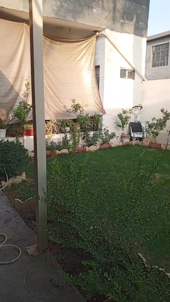 السلام عليكم 
بيت مساحته 250متر في الراشدية بناء طابوق يحتوي على غرفتين نوم وحولي كبير واستقبال ومطبخ وصحيات عدد 2 وكراج وحديقه سند 25 السعر 130مع الاثاث للاستفسار ***********
