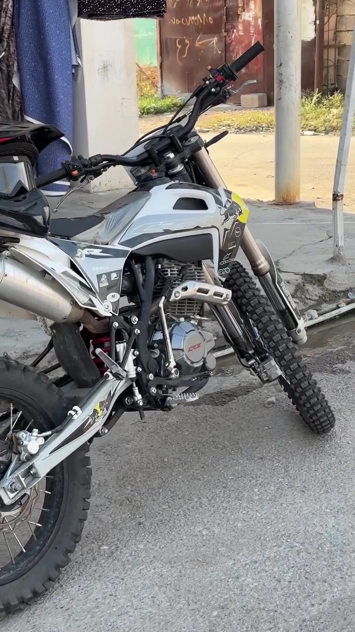 سلام علیکم
مانتۆر CRX 300 
شتی جوانو پاک 
دوکەڵ مەکینە گێڕ کلاج هەموی بەشەرت 
دوو تایەی خاوێنی لە ژێرە
 ئەزیەت نەدراوە مانتۆڕەکە 
پێویستم بۆ پارەش بۆیە ئەیفرۆشم 
ڕەجائەن موشتەری نیت نە سەر من بێشێنە نە خۆتیش ماندوکە بۆ سعر نامە بنێرن یان تەلەفۆن بکەن
شوێن کەرکوک
ژ.م***********
