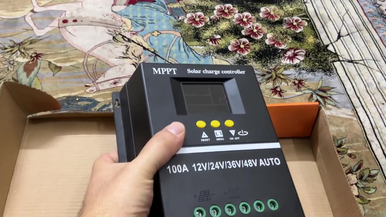 سلام عليكم  منظم شحن شمسي للبيع جديد غير مستعمل
Solar Charge Controller SY48100A – 100A

* الموديل: SY48100A
* النوع: MPPT Solar Charge Controller
* التيار: 100A
* جهد النظام: 12V / 24V / 36V / 48V أوتوماتيك
* أقصى جهد للألواح: 100V DC
* قدرة الألواح القصوى:
    * 12V: حتى 1200W
    * 24V: حتى 2400W
    * 36V: حتى 3600W
    * 48V: حتى 4800W
* الشاشة: LCD
* مخرج USB: 5V
* حمايات: زيادة الجهد، زيادة التيار، القصر، وعكس القطبية.
* اللون: أسود
* بلد الصنع: الصين
* الأبعاد التقريبية: 19.5 × 18.4 × 6.6 سم.  السعر 55 الف رقمي ***********  واتساب عنواني بغداد الشعب
