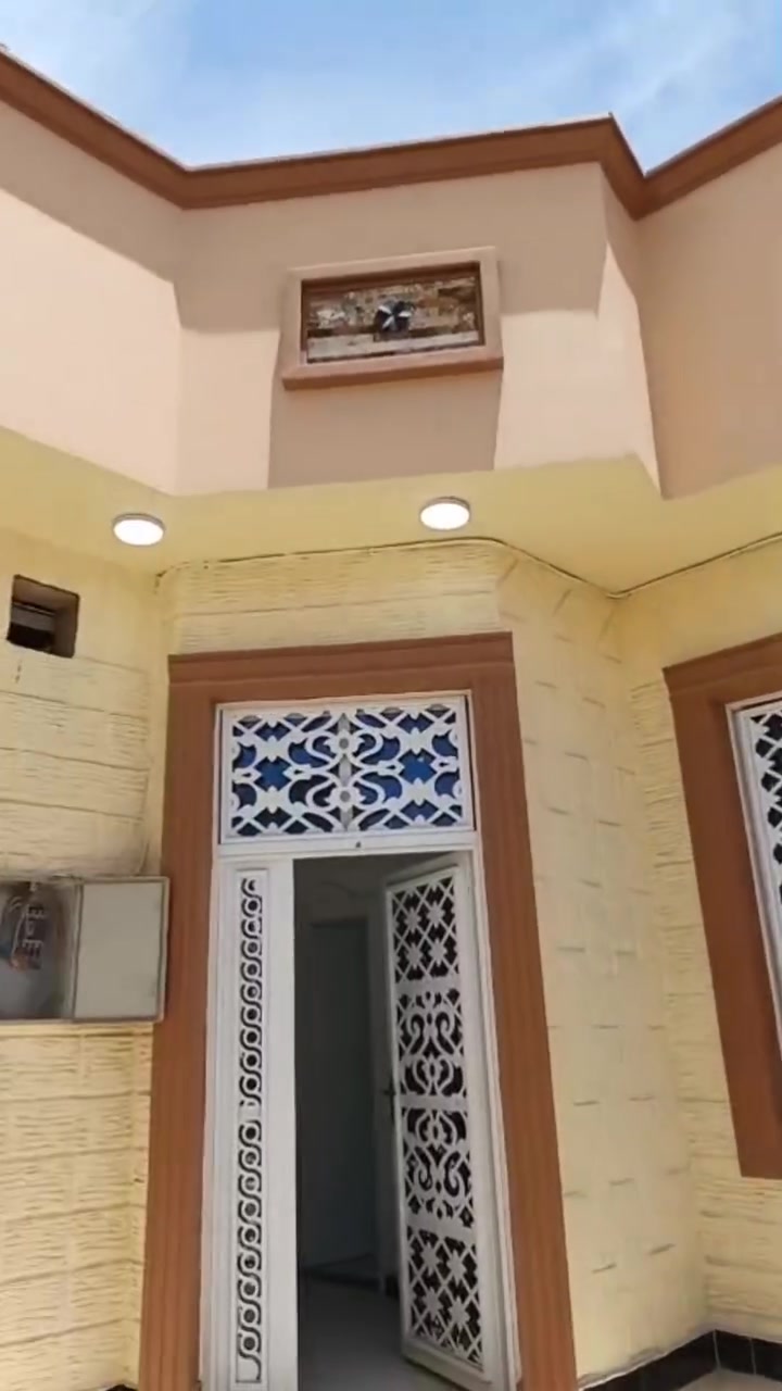السلام عليكم
***********

 يتوفر بيت للبيع مساحه 200متر

 طابو زراعي عراقي🇮🇶

 يتكون اللبيت من غرفتين منام
وصاله واستقبال ومطبخ 
صحيات داخلية وخارجيه 
 العنوان /ابو الخصيب حمدان قرب المستوصف 

  السعر/ 130مليون وبي مجال 

رقم الهاتف/***********

