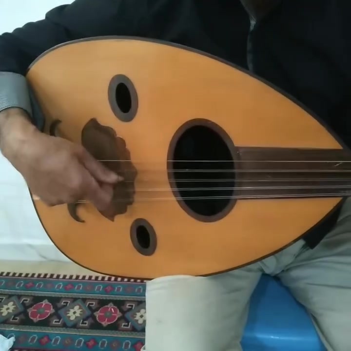 عود عراقي صناعة ثابت البصري ماعرف اي سنه٣٦ ضلع العرض ٣٨ العمق ١٩ طول الزند ٢٠ سنتم 
المراسله خاص 
عنواني ناصريه
واتس اب ***********
