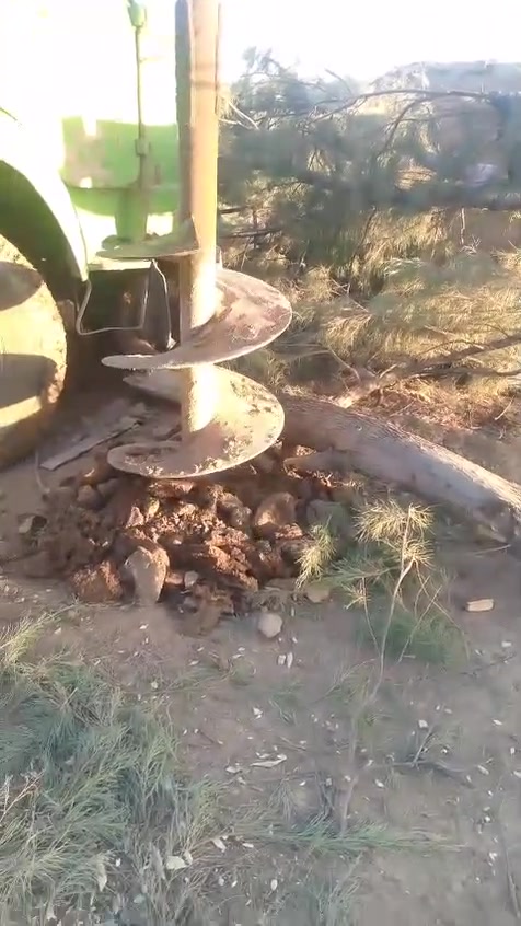 السلام عليكم سيارة لايلند للبيع كاملة أو قطع ( سيارة / كرين / براين ) عليها كرين 6 طن 2 سلايت رابط عليه برينة عدد البراين  اثنين وحدة 70 سم والثانية 60 سم لحفر اعمدة الكهرباء والابار 
المكان بغداد /جرف النداف 
للتواصل ***********
