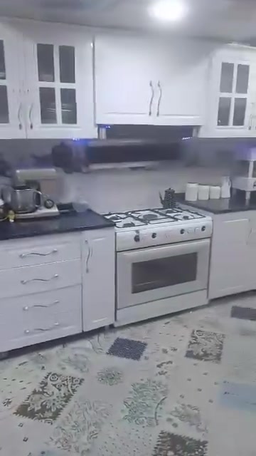 السلام عليكم اخوان
يوجد شقه للبيع طابق ارضي عماره ٧٦ مجمع القعقاع ٣ غرف+ استقبال + مطبخ كبير محور+  صحيات خارجيه وداخليه عدد٢ مخزن خارجي وداخلي عدد٢ محورة كولها وشبابيك شغل  درجه اولى تغليف سقوف ثانويه وحتى المجاري محورة خطين   وحديقه بيها تخبل (مزروعه حمضيات وتين ورمان ونخل ورود) وشلال كهربائيات كولها جديده تأسيس ماء وكهرباء  كله درجه اولى جديد ماء ٢٤ ساعه تنسى شي اسمه ينكطع ( مضخه ) 
(وسخان ١٢٠ لتر ) +( تانكي عدد ٢ +خط مولده يعني بس جيب غراضك وتكعد 
ليريد يجي يشوفها 
***********
وات ساب او اتصال
