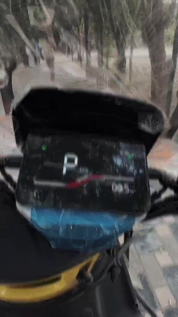 🔥🏍️ كارو الأصلية – الوكالة 🏍️🔥 مو كل دراجة تنحچي عنها… أكو دراجات تخلي الشارع يحچي عنها! 💥 بفضل من رب العالمين، وصلت إلى معرض أبو يوسف للدراجات الكهربائية 💎 كارو الأصلية – الوكالة بطابع رياضي قوي، تصميم مميز، وتجهيزات كاملة. ━━━━━━━━━━━━━━ 🏁 المواصفات اللي تفرق: 🛞 ويل 12 أمامي + 12 خلفي 🛑 ديسك أمامي وخلفي + ABS 🛡️ تدريع كامل 360° 🏎️ مرايات جانبية رياضية 🎁 جامة أمامية هدية من معرض أبو يوسف ⚡ القوة والأداء 🔥 ملف 2000 ونص حقيقي 🔩 نحاس أصلي 100% 🚀 سرعة تصل إلى 90 كم/ساعة 🔋 بطاريات 38 أمبير 📍 مدى 75–85 كم حسب الاستخدام والظروف 💪 تحمّل يصل إلى 275 كغم حسب المواصفات 🎮 أنظمة التشغيل 🔑 دبل سويج 👆 بصمة 🔄 رجوع للخلف 🏁 SPORT ⚙️ 3 سرعات 💡 عالي + ناصي + إشارات يمين ويسار + + دبل اشاره + هورن ━━━━━━━━━━━━━━ 🔥 كارو الأصلية… حضور رياضي، مواصفات قوية، وتجهيز يفرض نفسه. 📍 معرض أبو يوسف للدراجات الكهربائية بغداد – الأعظمية – شارع 20 – قرب جامع نشمية 📞 *********** 📞 *********** #كارو #كارو_الاصلية #دراجات_كهربائية #دراجات_شحن #دراجات_العراق   

