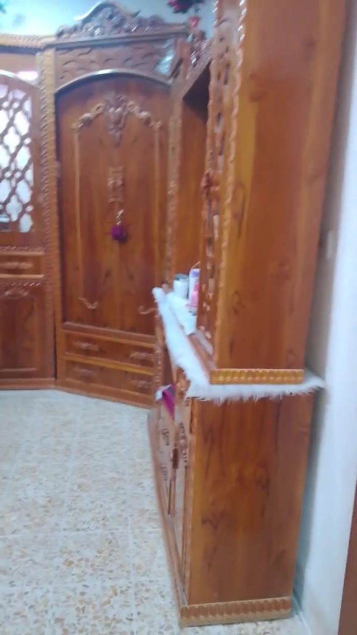 السلام عليكم غرفه نوم ست ابواب غرفه نظافه 90% خشب 5 ملي سعر واحد ربع بيها مجال الاتصال على الرقم ***********
