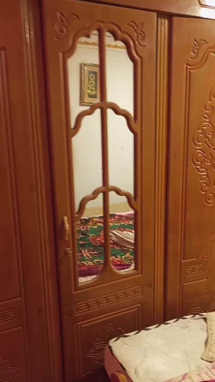السلام عليكم غرفه اخشاب صاج اصلي جديده كلش السعر مالها ب 500,000 وبيها مجال للشراي العنوان الناصرية  الفظلي ***********
