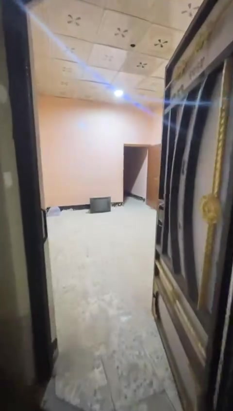 نص بيت للإيجار بحي الشرطه 
غرفه واستقبال ومطبخ وصحيات
 الايجار 350 الف قفل
 للاستفسار : ***********
