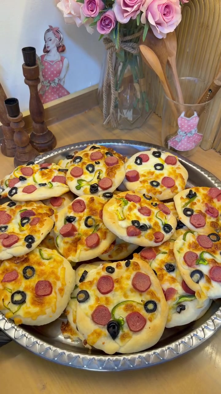 نجهّز لكم بكل حب 🤍✨
🥐 فطائر بأنواعها
🍕 ميني بيتزا
🥩 لحم بعجين
🎂 كيك بأنواع مختلفة
🍪 معمول وكليجة

كل طلب نجهزه حسب الحجز وبكل عناية ونظافة 🌷
للحجز والاستفسار مراسلة الصفحة �
