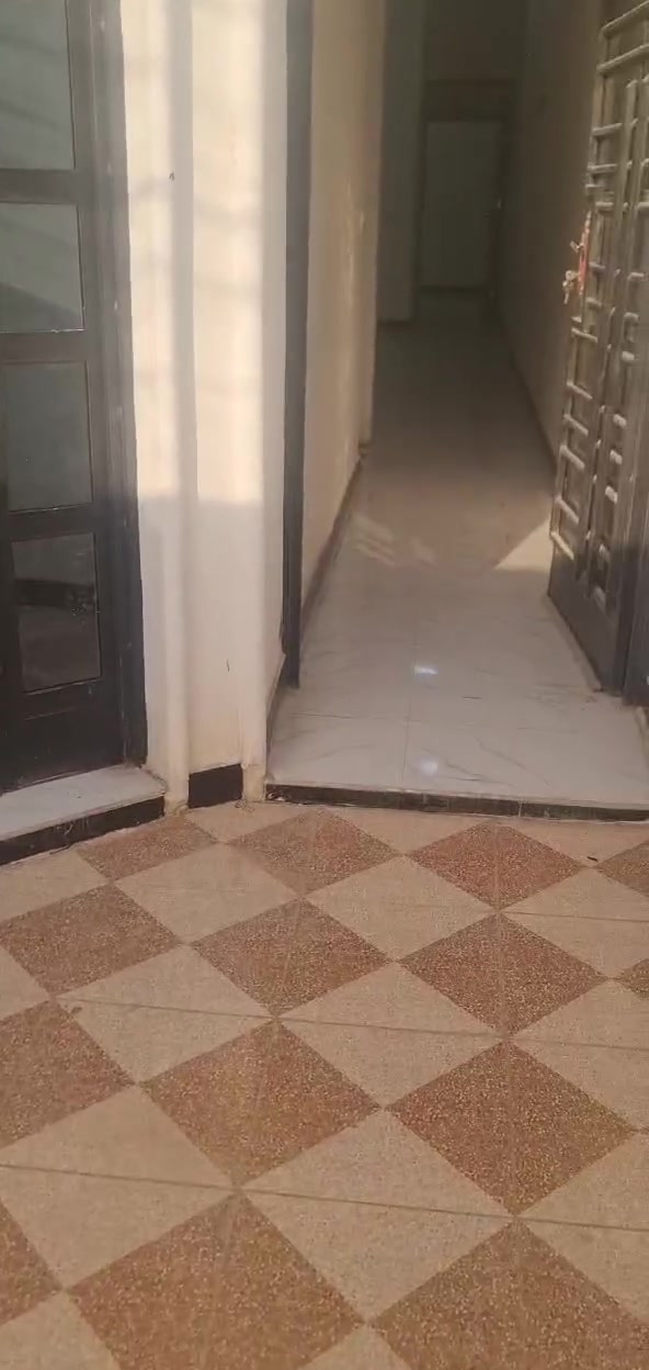 السلام عليكم اخوان بيت مساحه ١٠٠متر ٥*٢٠ بناء حديث طابوگ متكون من غرفه وحمام وصاله مفتوحه ع المطبخ ومنور واستقبال وبياونه واستاره  وصحيات جاهز للسكن  عنوانه بباب الحارة الزراعي الشارع الرئيسي خدمات موجوده  المحوله بالباب وكابينة المولد ايضا بالباب والمي جدا قوي يصعد بدون ماطور  معروض ب٦٥ وبي مجال بسيط ***********
