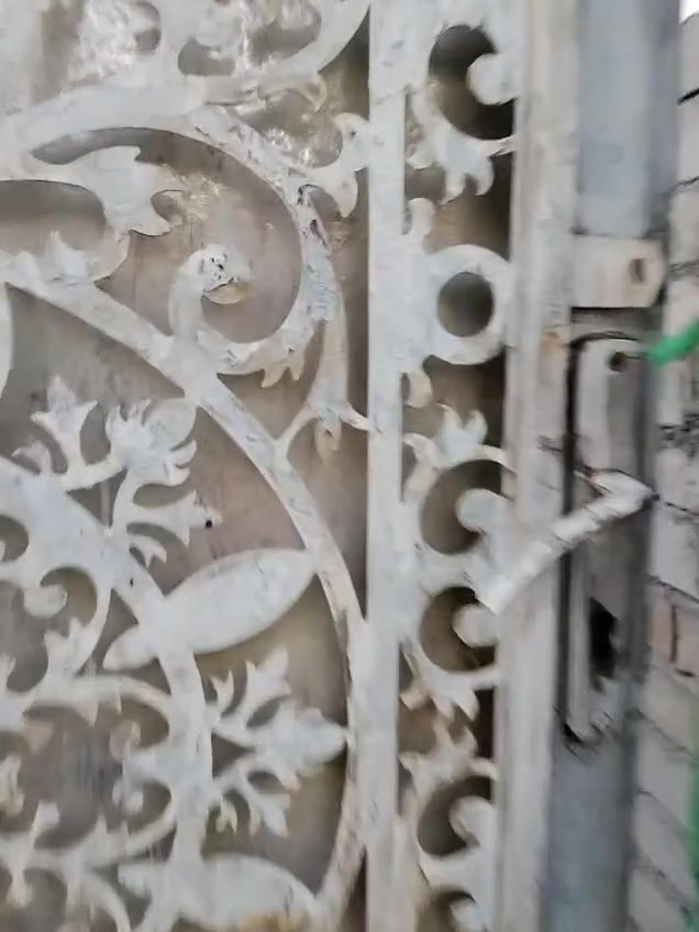 السلام عليكم اخواني يوجد لدينا بيت تجاوز وراء وخلف المستشفى المعوقين بريدو بيت تجاوز ب للبيع الشعر مناسب ***********
