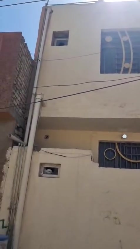 يتوفر لدينا دار للإيجار ٥٠ متر طابق ونص في كاع رباط قريب على شارع أبو طالب يحتوي على غرفتين نوم وحده منهن فوك نظام سويت والثانيه جوه وصاله جبيره ومطبخ وصحيات سعر الإيجار ٢٥٠ الف للاستفسار الاتصال على ***********.   ***********
