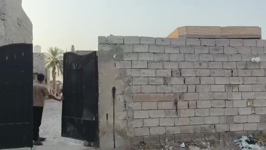 السلام عليكم يوجد نص دونم مع بيت كبير طابوك ومع بيت مشتمل سندويج كراج وحديقه مع خدمات كامل عقد زراعي ٣٥ وقطعه فارغه ٥٠٠ متر جسر ديالى العريفيه شارع ابو مروان مباشر للتواصل ***********سعر ٢٠٥ مليون وبي مجال
