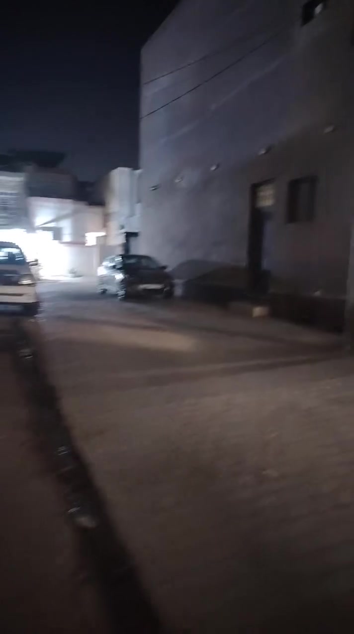 السلام عليكم بيت 260 متر في حي الجمعيه قرب نهاية شارع 20 البيت مصور بالفيديو رقم المبايل ***********
