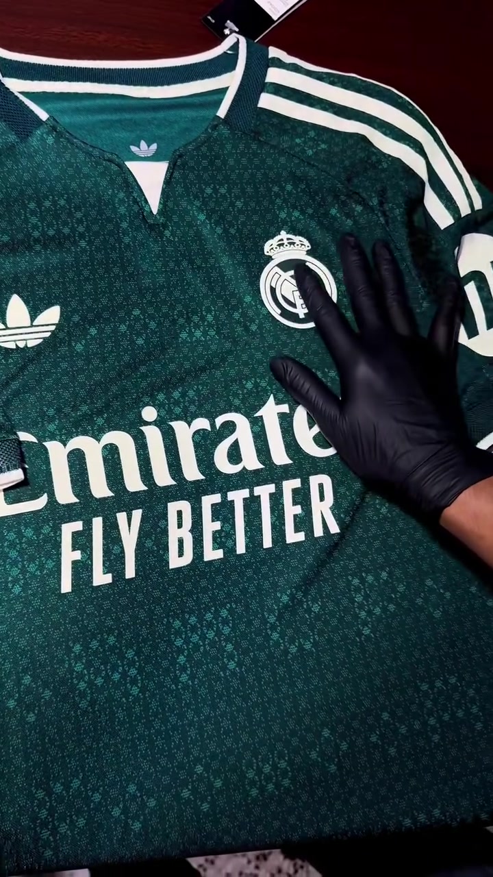 "أناقة الأبطال بين يديك. ⚽ احصل على قميص ريال مدريد بتفاصيله الأصلية وخاماته المريحة التي تميزك في كل مكان. لا تفوت فرصة التألق بلون العظمة
