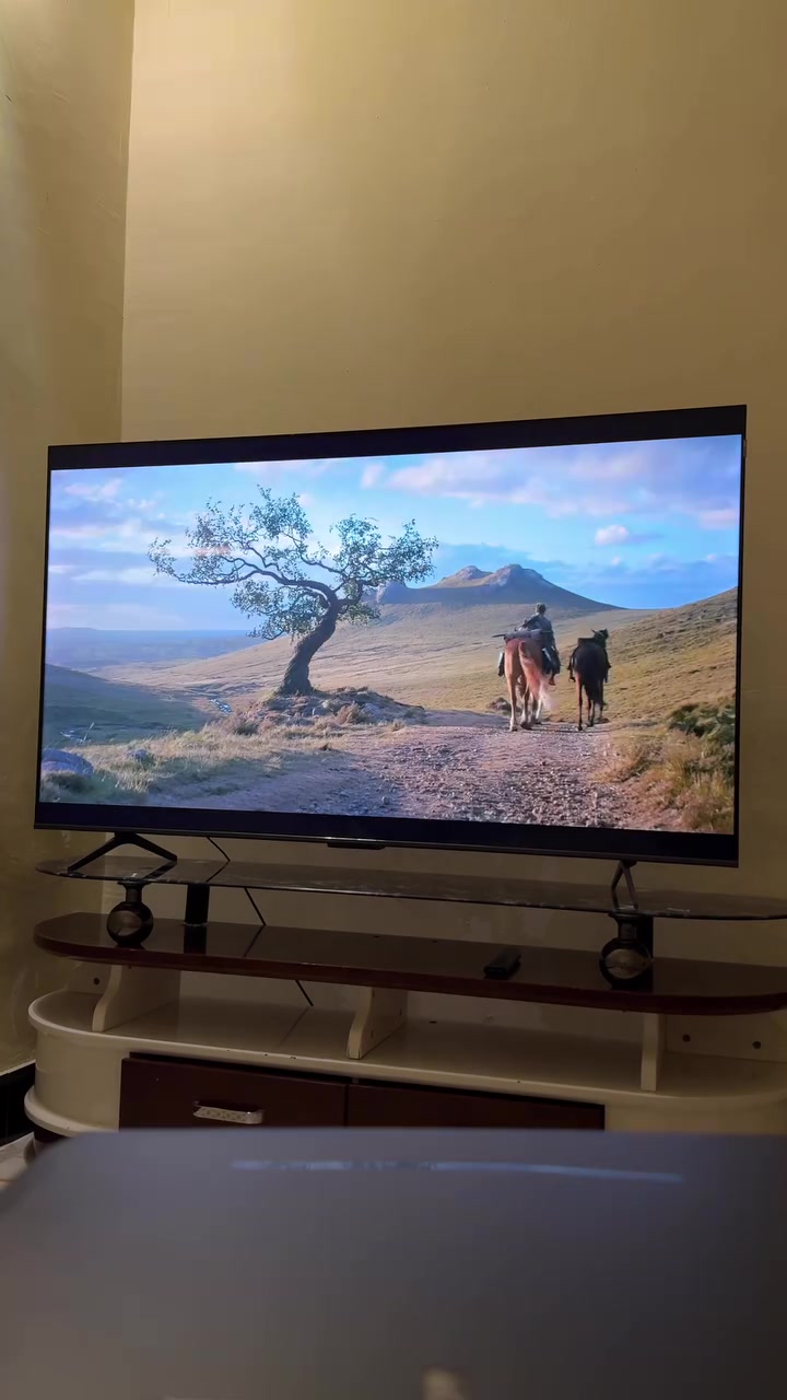 شاشة  TCL تي سي ال 65 انش QLED بدقة 4K و144 هيرتز فئة P8K ممتازة للألعاب
شاشة TCL سمارت 65 بوصة QLED (موديل P8K - إصدار 2025)
السلام عليكم، شاشة TCL حجم 65 إنج للبيع، الشاشة نظيفة جداً بحكم الجديدة، استخدام شهرين فقط وبدون أي عيب أو خدش. الشاشة بكامل أغراضها وملحقاتها الأصلية وياها كارتونها.
المواصفات العامة:
 * الشاشة والدقة: 65 إنج بدقة 4K وتقنية QLED لألوان واقعية
 * النظام: Google TV
 * الصوت والصورة: تدعم تقنيات Dolby Vision و HDR10+ مع صوت سينمائي Dolby Atmos.
مميزات خاصة وقوية للجيمنج (الألعاب):
 * التردد: 144 هيرتز حقيقي (144Hz VRR) مع سلاسة تامة بدون أي تقطيع لألعاب البيسي.
 * الكونسول الحديث: تشغل أجهزة PS5 و Xbox Series X بدقة 4K على 120 فريم بكل استقرار.
 * المنافذ: تحتوي منافذ HDMI 2.1 فائقة السرعة.
 * وضع الألعاب (Game Mode): استجابة فائقة السرعة وتقليل زمن التأخير (Low Input Lag) مع شريط Game Bar للتحكم بالإعدادات أثناء اللعب.
 * تقنية AMD FreeSync: لمنع تكسر وتداخل الإطارات أثناء الحركة السريعة.
الحالة:
 * الاستخدام شهرين فقط فتح كارتون (شبه جديدة).
 * كارتونها الأصلي موجود وياها كامل الملحقات (الريموت والستاند والوايرات).

السعر : 850 الف 

للتواصل واتساب او اتصال : ***********

