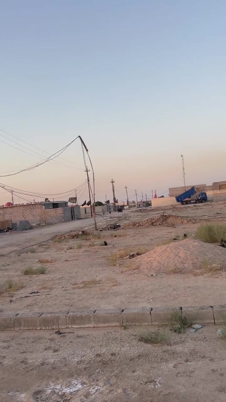 سلام عليكم قطعه زراعي الزبير الدواجن يم برج اسيا مساحتها ٤٠٠ ع تبليط فرعي ماي موصللها صونده وكهرباء سعرها ١٠وبيها مجال ***********
