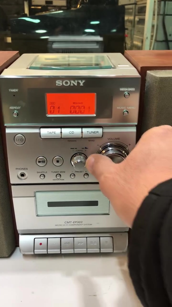SONY MINI SYSTEM
هذا الجهاز هو نظام هاي-فاي صغير (Micro Hi-Fi System) من إنتاج شركة سوني (Sony)، ورقم الموديل هو CMT-EP303.

​بناءً على الصورة، إليك أبرز الميزات والوظائف لهذا النظام الكلاسيكي:

​الأجزاء والمكونات:

​الوحدة الرئيسية: في المنتصف، باللون الفضي مع أزرار وشاشة عرض.

​السماعات (Speakers): سماعتان جانبيتان منفصلتان (ستيريو) باللون الرمادي وإطار خشبي، يحملان شعار 

المصادر وميزات التشغيل:

​كما يتضح من الأزرار الموجودة في الواجهة، يدعم الجهاز المصادر التالية:

​مشغل أقراص مضغوطة (CD Player): يظهر زر "CD"، ومكان إدخال القرص يكون غالباً من الأعلى (Top-loading) في هذا التصميم.

​مشغل كاسيت (Cassette Deck): يظهر الدرج بوضوح في النصف السفلي من الوحدة الرئيسية، مع وجود نقش "CMT-EP303 MICRO HI-FI COMPONENT SYSTEM" عليه.

​راديو (Tuner): يوجد زر "TUNER"، مما يعني أنه
​مشغل أقراص مضغوطة (CD Player): يظهر زر "CD"، ومكان إدخال القرص يكون غالباً من الأعلى (Top-loading) في هذا التصميم.

​مشغل كاسيت (Cassette Deck): يظهر الدرج بوضوح في النصف السفلي من الوحدة الرئيسية، مع وجود نقش "CMT-EP303 MICRO HI-FI COMPONENT SYSTEM" عليه.

​راديو (Tuner): يوجد زر "TUNER"، مما يعني أنه يحتوي على راديو FM/AM.

​شريط كاسيت (TAPE): زر مخصص لاختيار وضع تشغيل الكاسيت.

​الأزرار والمنافذ الأمامية:

​الشاشة: شاشة رقمية مضيئة (تظهر باللون البرتقالي في الصورة) لعرض رقم التراك، الوقت، أو تردد الراديو.

​زر الطاقة (I/'): للتشغيل والإيقاف.

​منفذ سماعات الرأس (PHONES): فتحة مقاس 3.5 ملم لتوصيل سماعات الرأس للاستماع الخاص.

​التحكم في الصوت (VOLUME): قرص دوار كبير

( کوردی • عربي )

🟢توصيل موجود الي جميع المحافضات
🟡گەياندن هەیە بۆ هەموو شوێنێک

🟠مــعـرض هــونـەر
🔸للـصوتــیات(امبلیفایر• سماعة• رادیو• انتیك• مایكروفون)
🔸عــنـوان• اربیل سوق بالة • شارع اربعین
🔸مـوبایـل• ***********
                   ***********

🔵پـێـشانـگای هــونـەر
🔹بۆ ئامێری دەنگی و کارەبایی(ئیمپلیفایر• سەماعە• ڕادیۆ• مایکرۆفۆن)
🔹ناونیـشان• هەولیر • بازاری لەنگەی ٤۰م
🔹مـــۆبـایـل• 
***********
***********

•••••••••••••••••••••••••••••••••••••••••••••••••••
#iraq #kurdistan #duhok #zaxo #hawler #karbala #slemani #erbil #baghdad #kurd #kurdish #akre  #karkuk #kuwait #najaf
#amplifier #audio #subwoofer #sound #music #audiophile #bass #stereo #amplifiers #speaker #soundsystem #speakers
#اربيل #العراق #بغداد

نص مكتوب في الصور:
- +964 750 461 2285 اربيل - سوق بالة - شارع اربعين - مقابل كراج بالة Hunar
- +964 750 461 2285 اربيل - سوق بالة - شارع اربعين - مقابل كراج بالة هنور Hunar
- +964 750 461 2285 اربيل - سوق بالة - شارع اربعين - مقابل كراج بالة هونر Hunor
- +964 750 461 2285 اربيل - سوق بالة - شارع اربعين - مقابل كراج بالة هونر Hunar