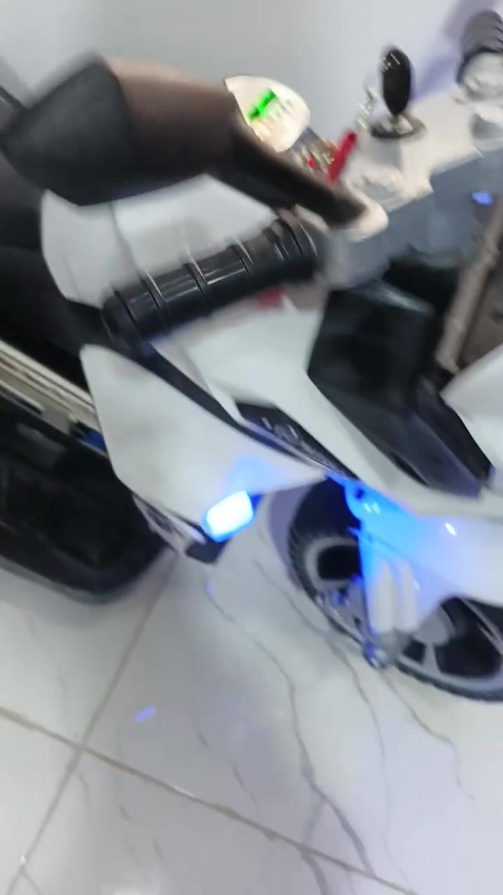 السلام عليكم 
بايسكل للبيع ٣٥ 
دراجه جديده كلششش٧٥ وياها شاحنه مالتها
سرير طفل نظيف ٤٥
للاستفسار ***********
