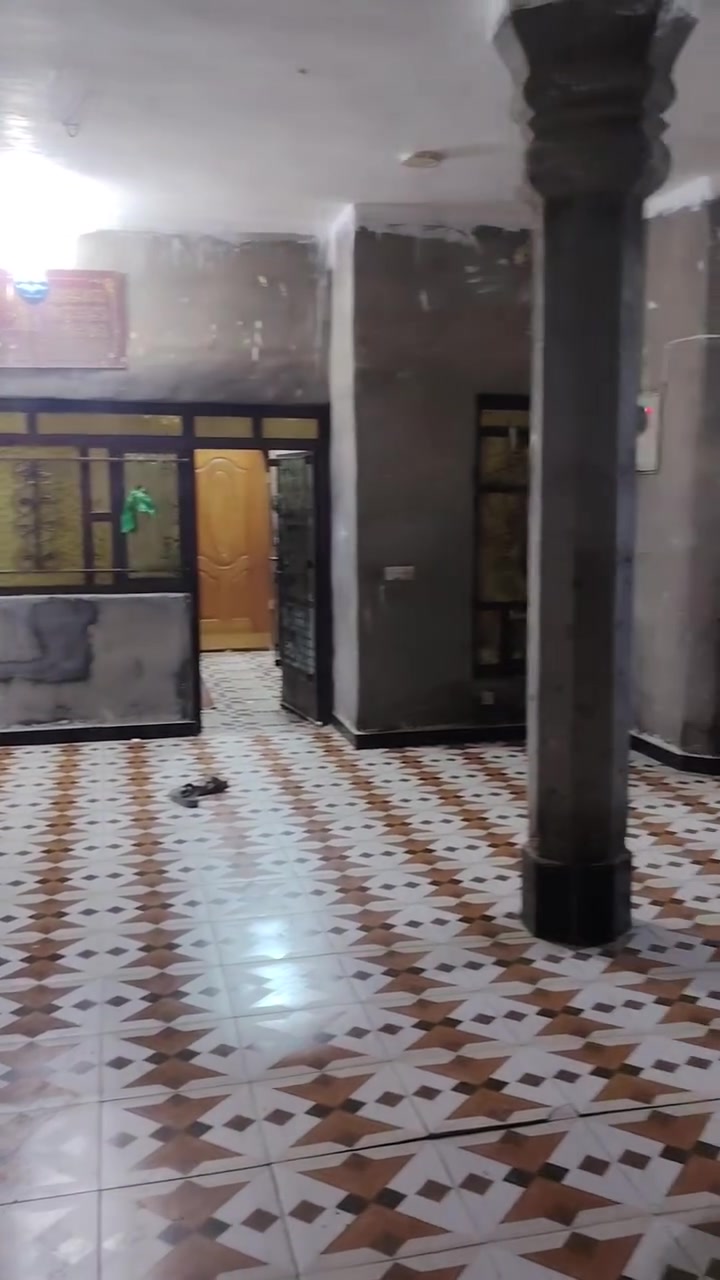 سلام عليكم بيت للبيع بحي خظير زراعي بيت مابي ي نقص مساحه ٢٥٠م سعر. ٥٥ ويرهم مراوس حسب القناعه  الاستفسار ***********
