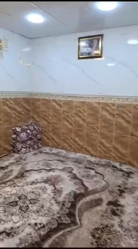 سلام عليكم الدار للبيع المساحة 90 طابق ونص ثنين غرف والثالثه مخزن ثالث بيت ع شارع العام مال الشماعيه شارع العياده الاستفسار ***********
