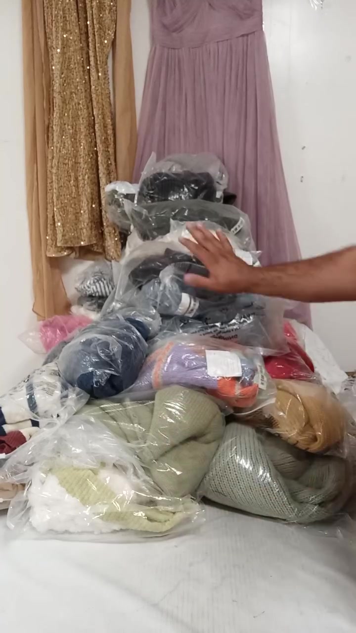 شلعة ملابس شتائي جديد ما مستخدم ملابس درجى أولى شتائي 
العدد 53 قطعه 

السعر مع التوصيل 160 الف 

تجيك ويا الطلب هديه فستان سعره 25 الف
