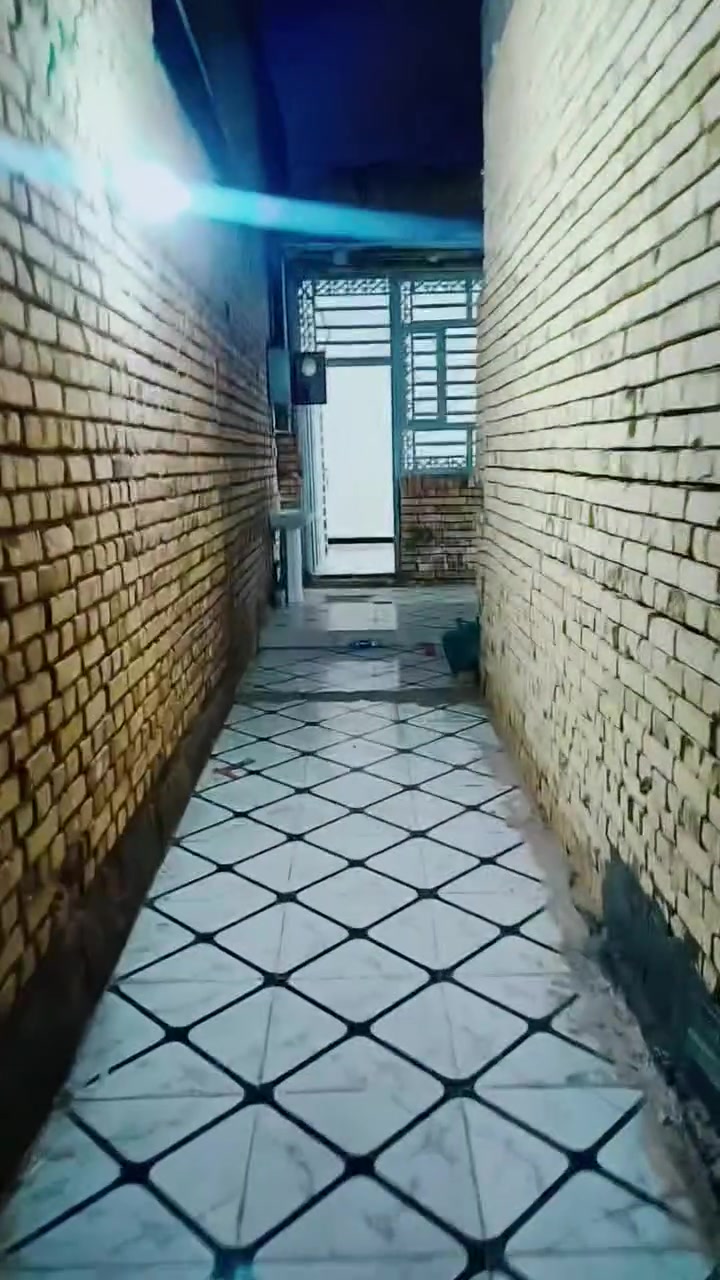 بيت با الاسكان الصناعي  بحي المهندسين 
البيت 100 متر خلفي طابووو 😍  يتكون من غرفه و صاله استقبال ومطبخ وصحيات خارجه  البيت امامه ساحه كلش جبيره ومرتبه السعر 60 للاتصال ***********
