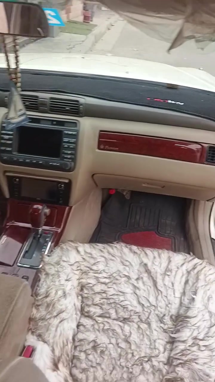 سلام عليكم ملكة كراون 2003 كفالة عامة ولا كص ولا صبغ بس بيهة شخوط قليل بلباب السعر 155 او بيهة مجال حك الجية سايرة خير من الله اصولي ***********
