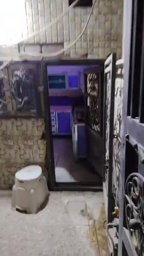 السلام عليكم 
بيت للبيع في كربلاء المقدسة الحر الصغير البوبيات حي المرتضى بيت مساحه 100 متر واجهة 7 وربع ونزال 14 البيت يتكون من طابقين 
الطابق الأول طرمه وصحيات ومطبخ واستقبال وهول وملحق صحيات داخلية من حمام وتواليت ومنورين وغرفة. 
الطابق الثاني يتكون من هول وغرفة ومخزن وسطح والبيت يحتاج ترميم
والبيت متروك صار 3 اشهر وفارغ
السعر 70 مليون   
للاستفسار اكثر الاتصال على الرقم 
‏‪***********‬‏
