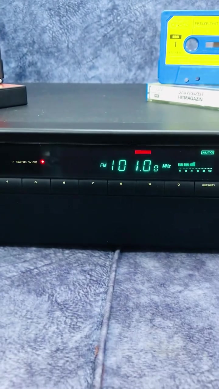 للبيع 📻 🇯🇵
جهاز راديو من شركة مارانتز 🔊
MODEL- MARANTZ-CT-50
صناعة اليابان عام 1989 🇯🇵 
قطعة جداً جداً راقية 
نظافة الجهاز 100 %  على شركة 
موجات الجهاز FM / AM 🎼
سحب الجهاز جداً جداً راقي ونقي 
كهرباء الجهاز  220 V 
نظام باث شاشة الكترونية 🖥
عرض الجهاز  42 سم 
للاستفسار اكثر مراسلة الصفحة 
وات ساب *********** اتصال ☎️

