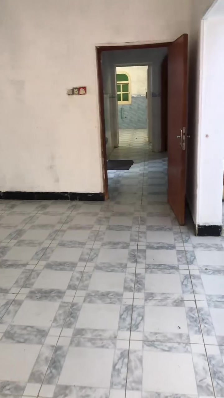 بيت طابق ارضي للايجار في حي المهندسين قرب شارع زبير او قرب مدارس مريم العذراء سعر ٦٠٠ الف 
يحتوي ع غرفه وحده وصاله وهول ودوانيه ومطبخ وحمام شرقي وغربي 
***********
