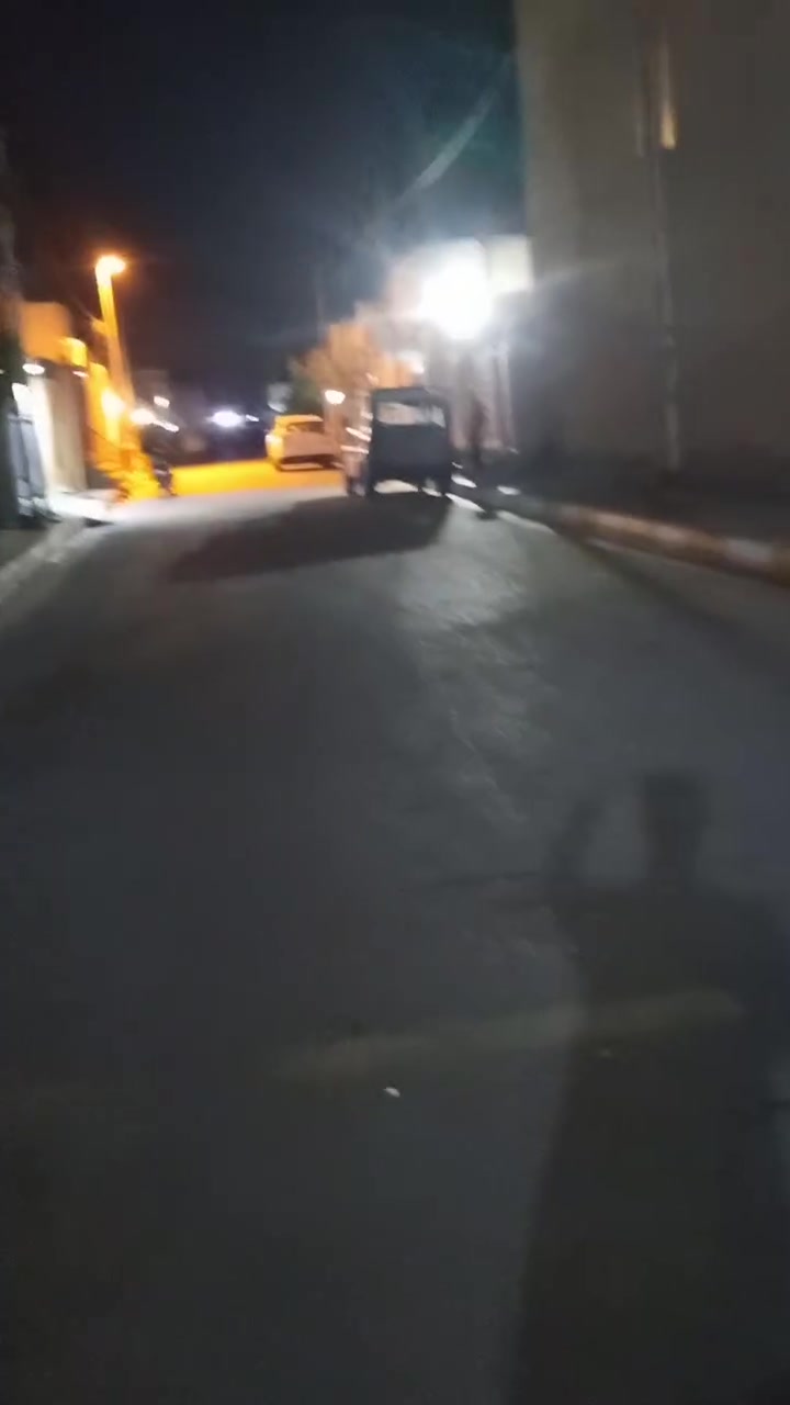 السلام عليكم ورحمة الله وبركاته 
دار للبيع مساحته 200 متر طابوك صرف  موقع الدار حي العسكري قرب شارع حكمت للاستفسار اتصل على هذه الأرقام 
***********
***********
