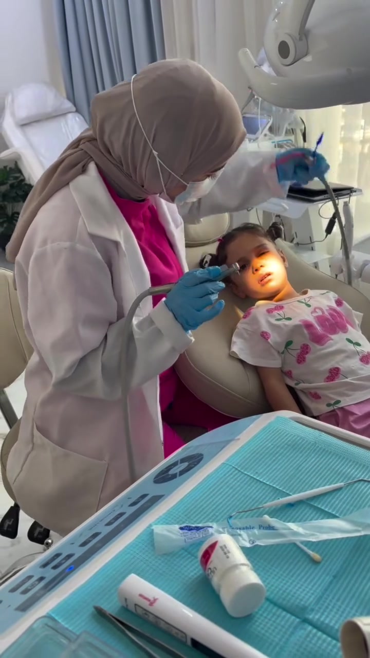 مو بس نعالج أسنان أطفالكم… نهتم إن تجربتهم ويانا تكون حلوة ومريحة 🤍🦷

نشرح للطفل كل خطوة بطريقة بسيطة تناسب عمره، نخليه يتعرف على الأدوات بدون خوف، وناخذ وقتنا وياه حتى يحس بالأمان ويتعاون براحة 💙✨

هدفنا يطلع من العيادة بابتسامة، وتبقى زيارة طبيب الأسنان بالنسبة إله تجربة سهلة مو شي يخاف منه 🥰

ابتسامتك الحلوة تبدأ من عنايتك اليومية 🦷✨
اهتم بأسنانك اليوم، حتى تبقى ابتسامتك صحية وواثقة كل يوم 🤍

📍 الحسينية – شارع المكاتب، مجاور صيدلية العجلان
📞 *********** | ***********

