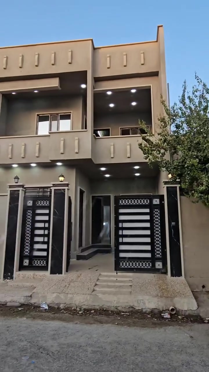 🏡 دار للبيع في موقع مميز بحي سومر

إذا تبحث عن بيت جديد بمساحة مناسبة، تصميم مرتب، وإمكانية تحويله لاستثمار… هذا العقار يستحق تشوفه 👌

📍 الموقع: حي سومر – منطقة ١١٢
📌 بالقرب من جامع صاحب الشفاعة

📐 المساحة: ١٥٠ متر
📏 الواجهة: ٧.٥ متر
🏠 الدار: زيرو – طابقين

🔹 يتكون من:
• ٦ غرف نوم
• استقبال
• معيشة
• حديقة داخلية 🌿
• منورين
• مكان مخصص للغسالة

✨ ومن مميزات البيت:
السقوف والأبواب الداخلية متروكة على ذوق المشتري، حتى يختار التشطيبات والأبواب بالشكل والستايل اللي يناسبه.

💰 وللي يفكر بالاستثمار:
بالإمكان عزل الطابقين بدرج خارجي، وبالتالي ممكن تستفيد من كل طابق بشكل مستقل، سواء للسكن أو للتأجير.

📜 سند طابو – تحويل مباشر

💵 السعر مناسب

📩 لمعرفة السعر، علّق بكلمة «تم» ويوصلك السعر برسالة على الخاص.

📞 للاستفسار والاتصال:
***********
***********

🔔 تابعوا صفحتنا سوق عقارات الموصل المركزي ليصلكم كل جديد من العقارات والفرص الاستثمارية في الموصل.
